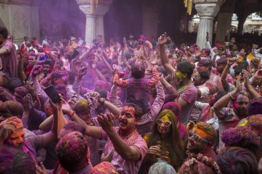 JAIPUR, INDIA - 10 Mart 2020 'de Hindistan' ın Jaipu kentinde yerel halk Holi festivalini kutladı. Holi bir renk festivali olarak kutlanan bir bahar festivali..