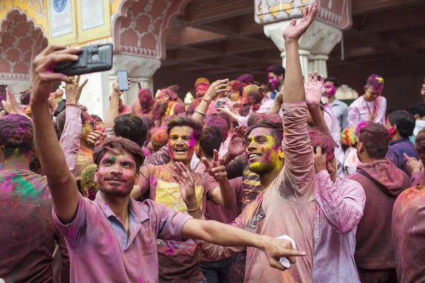 Jaipur インド 3月10日 地元の人々は2020年3月10日にインドのジャイプールで祭りのホリを祝います ホリは色の祭りとして祝われる春祭りです — ストック写真