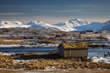Lofoten Adası 'nın güzel manzarası. Kış zamanı arka planda dağlar, Norveç.