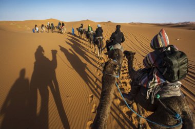 Arka planda güzel kumulları ile deve karavan Sahara tatlı olarak. Fas