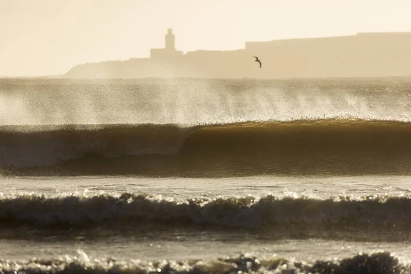 Grandes Vagues Océan Essaouira Avec Mosquée Arrière Plan Maroc — Photo