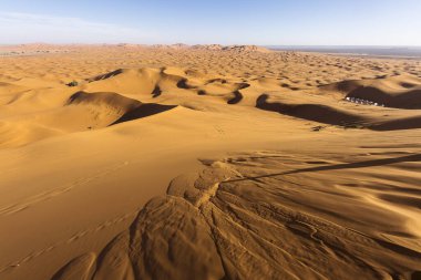 Sahara çöl güzel çizgiler ve renkler ile güneş doğarken. Merzouga, Fas