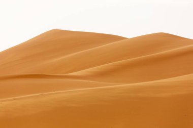Sahara çöl güzel çizgiler ve renkler ile güneş doğarken. Merzouga, Fas