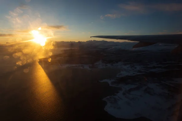 Norveç Fiyortlarının Uçaktan Manzarası Inanılmaz Güneşin Doğuşuyla Aydınlanan Tepeler — Stok fotoğraf