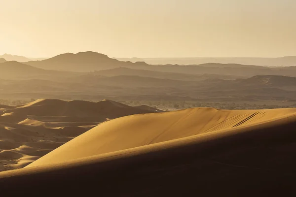 Sahara Del Desierto Con Hermosas Líneas Colores Amanecer Merzouga Marruecos —  Fotos de Stock