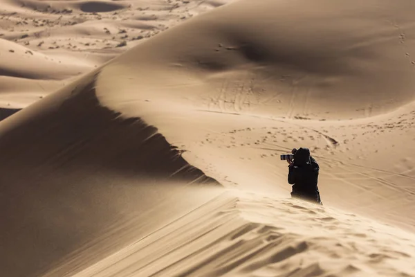Sahra Çölündeki Kum Tepelerinin Fotoğraflarını Çeken Fotoğrafçı Gün Doğumunda Güzel — Stok fotoğraf