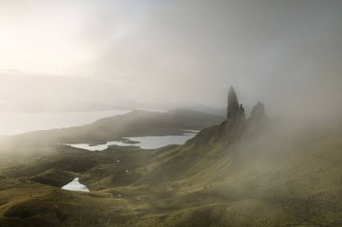 Gün batımında manzara manzarası Storr 'un Yaşlı Adamı' nın renkli bulutlarıyla İskoçya, Birleşik Kingdo