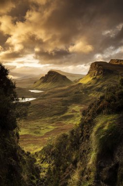 Skye Adası 'ndaki Quiraing dağlarının manzarası, İskoçya dağları, Birleşik Krallık. Renkli bir Rayini bulutu ile gün doğumu zamanı