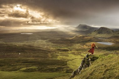 Skye Adası 'ndaki Quiraing dağlarının manzarası, İskoçya dağları, Birleşik Krallık. Renkli bir Rayini bulutu ile gün doğumu zamanı