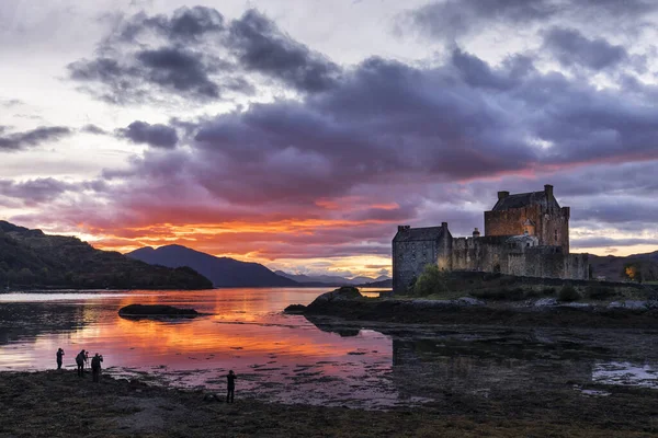 Κάστρο Eilean Donan Κατά Διάρκεια Πολύχρωμο Ηλιοβασίλεμα Dornie Σκωτία United — Φωτογραφία Αρχείου