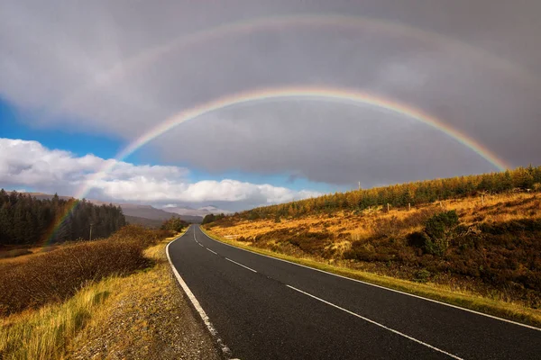 Paisagem Outono Highlands Escócia Reino Unido Estrada Com Arco Íris — Fotografia de Stock