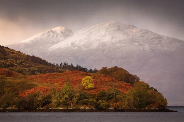 Jesienny Krajobraz Highlands Szkocja Wielka Brytania Piękne Góry Śniegiem Tle — Zdjęcie stockowe