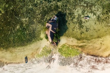 Zanzibar Kayası bir dronun yukarıdan görünüşü. Tanzanya