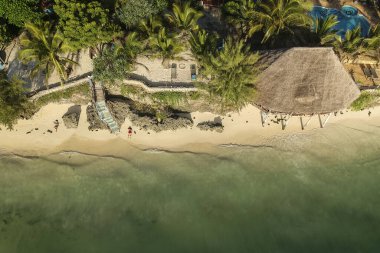 Tanzanya, Zanzibar 'daki küçük bir plajın yukarıdan inanılmaz manzarası.