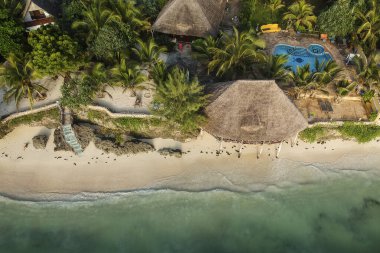 Tanzanya, Zanzibar 'daki küçük bir plajın yukarıdan inanılmaz manzarası.