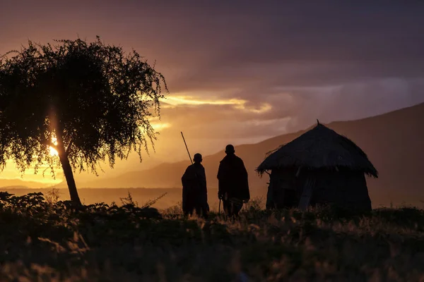 Arusha Tansania Juni 2019 Familie Mit Masai Bei Sonnenaufgang Ihrem — Stockfoto