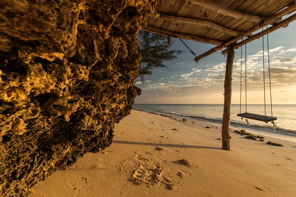 Mooie Schommel Bij Zonsopgang Met Kleurrijke Wolken Achtergrond Zanzibar Tanzania — Stockfoto