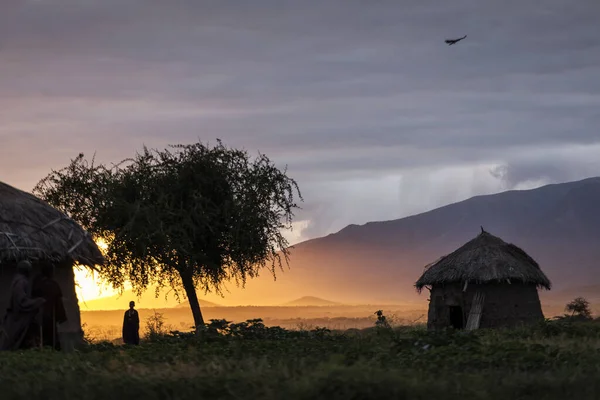 Arusha Tanzania Czerwca 2019 Rodzina Masajami Spaceruje Wschodzie Słońca Domu — Zdjęcie stockowe