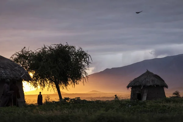 Arusha Tanzania Giugno 2019 Famiglia Con Masai Che Cammina All — Foto Stock