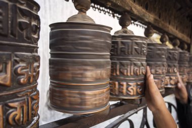 Swayambhunath Tapınağı 'nda metalden yapılmış dua tekerleri - Maymun Tapınağı, Katmandu, Nepal