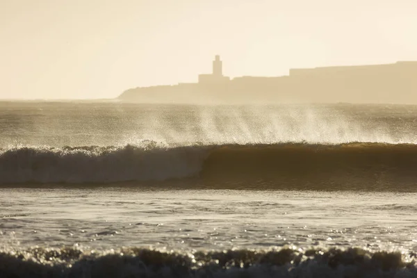 Великі Хвилі Океану Ессойрі Мечеттю Задньому Плані Марокко — стокове фото