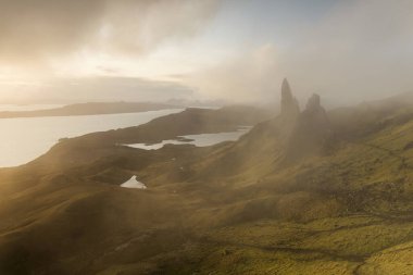 Gün batımında manzara manzarası Storr 'un Yaşlı Adamı' nın renkli bulutlarıyla İskoçya, Birleşik Kingdo