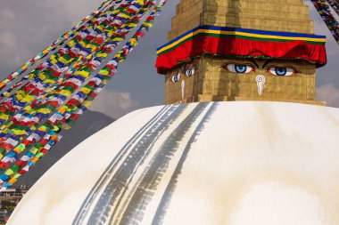 Boudhanath stupa, Katmandu, Nepal 'de. Boudhanath 'ın Budist stupası gökyüzüne hükmediyor. Dünyanın en büyük aptallarından biri.