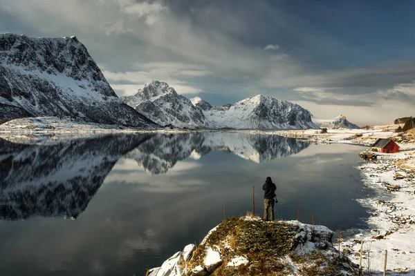 Fotograf Genießt Und Fotografiert Wunderschöne Landschaft Mit Bergen Und Seenspiegelung — Stockfoto
