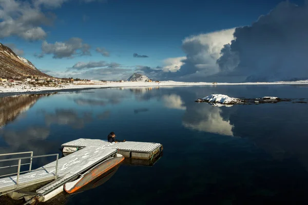 ノルウェー ロフトテン島を背景に 反射が美しい風景 — ストック写真
