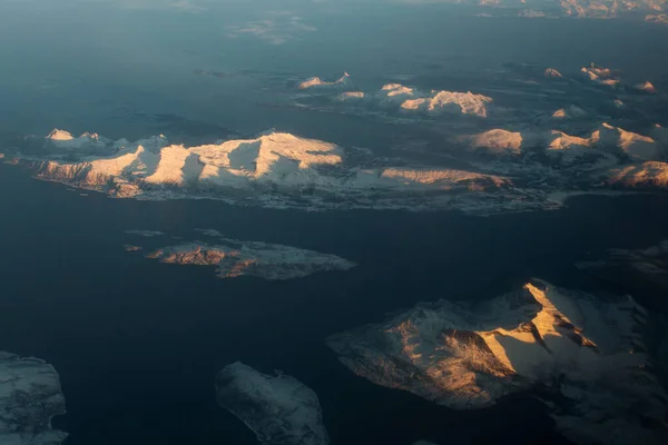 Úžasný Pohled Norské Fjordy Letadla Vrcholy Ozářeny Sluncem Při Východu — Stock fotografie