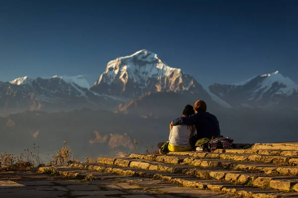 Пара Влюбленных Наслаждающихся Видом Дхаулагири Пун Хилл Гималаи Непал — стоковое фото