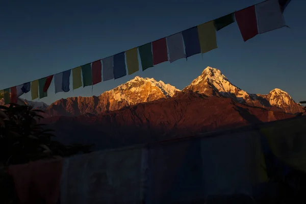 Вид Аннаппы Закате Пун Хилл Будистскими Флагами Гималаи Непал — стоковое фото