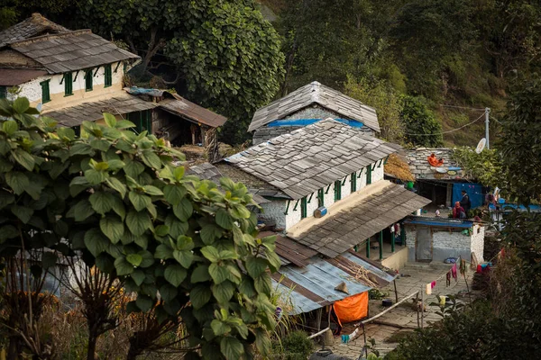 尼泊尔喜马拉雅山徒步旅行期间的传统住房 — 图库照片