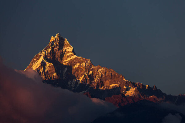 Пейзаж с пиком Мачапучаре-Фиштейл во время похода в Гималаях, Непал
