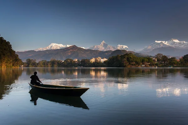 Vackert Landskap Med Phewa Lake Och Båt Sjön Berg Bakgrunden — Stockfoto