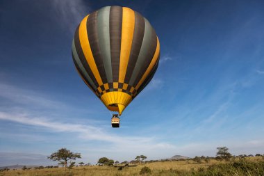 Serengeti Ulusal Parkı, Tanzanya 'da safari sırasında savana üzerinde balon. Afrika 'nın vahşi doğası