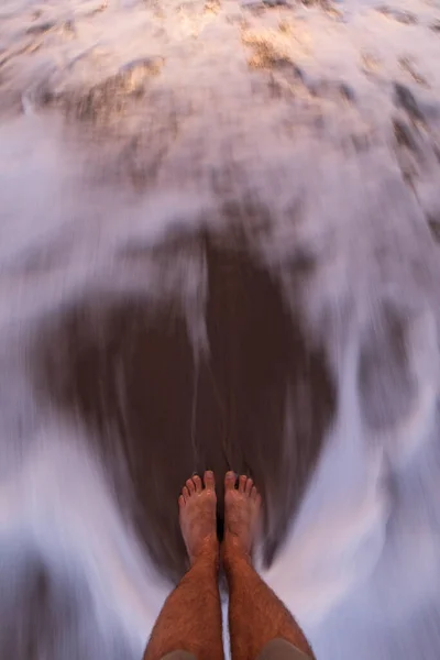 Ноги Движущихся Волнах Восходе Солнца — стоковое фото