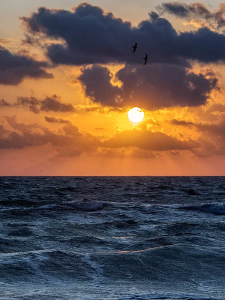Vagues Une Mer Lever Soleil Avec Des Nuages Colorés Arrière — Photo