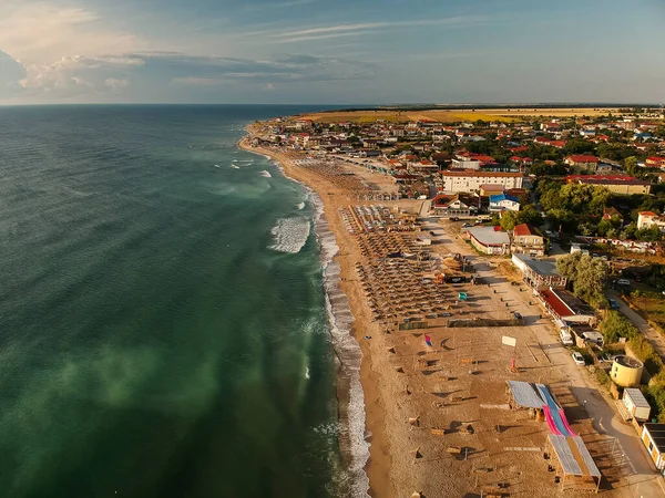 日の出時に傘とターコイズブルーの海と素晴らしいビーチの空中ビュー ルーマニア ヴァマ ヴェチェ — ストック写真