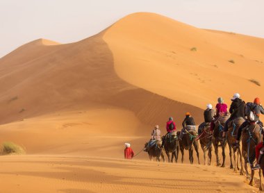 Arka planda güzel kumulları ile deve karavan Sahara tatlı olarak. Fas