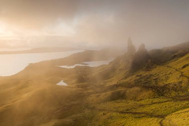 Gün batımında manzara manzarası Storr 'un Yaşlı Adamı' nın renkli bulutlarıyla İskoçya, Birleşik Kingdo