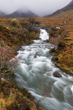 Yağmurlu zamanlarda Peri havuzları, Glen Brittle, Skye, Scotlan