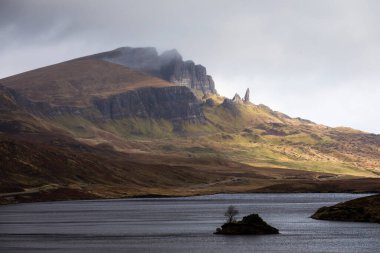 Leathan Gölü ve Storr kaya oluşumlarının yaşlı adamı, Skye Adası, İskoçya. Kavram: tipik İskoç manzarası, sükunet ve sükunet, özellikle morfoloji