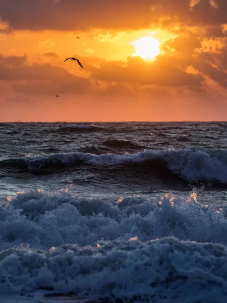 Vagues Une Mer Lever Soleil Avec Des Nuages Colorés Arrière — Photo