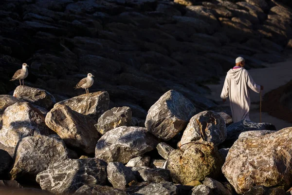 Man Wandelen Het Strand Van Essaouira Stad Marokko — Stockfoto