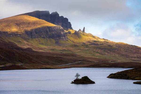 Loch Leathan Starzec Formacji Skalnych Storr Wyspa Skye Szkocja Pojęcie — Zdjęcie stockowe