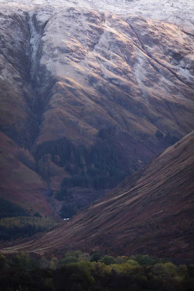 Paisaje Otoñal Highlands Escocia Reino Unido Hermosas Montañas Con Nieve —  Fotos de Stock
