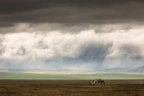 Автомобіль Safari Дорозі Національному Парку Нгоронгоро Танзанія Красивими Хмарами Задньому — стокове фото