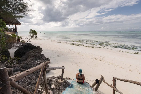 Žena Odpočívající Během Dovolené Zanzibaru Krásné Bílé Písky Mraky Pozadí — Stock fotografie