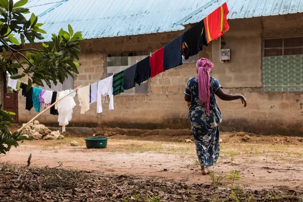 Local Woman Puting Clothes Dry Local House Zanzibar Tanzania — Stock Photo, Image